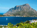 Kalymnos: Telendos vor der Westseite von Kalymnos. Dahinter die Ambeli-Bucht