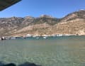 Im Haupthafen von Sifnos befindet sich zeitgleich der Strand Kamares bei traumhafter Kulisse