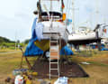 The ship stands on the keel and some supports. A trestle is much more solid