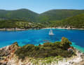 Rêve en turquoise et vert : le yacht charter dans le passage entre les îles d'Agios Nikolaos et d'Ithaque