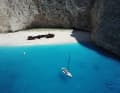 Die Charteryacht vor Wreck Bay an Zakynthos’ Nordwestseite. Anladen  ist dort derzeit leider verboten