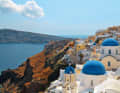 Santorin: Der Blick aus den Gassen von Oia über den Krater ist fantastisch schön