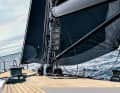 Racing machine in teak garb: The log display at the top gives an idea of the speed potential in 9.3 knots of wind