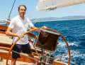BOOTE EXCLUSIV-Chefredakteur Martin Hager segelte den 150-Tonner bei 15 bis 20 Knoten aus Südwest in der Bucht von Palma de Mallorca. Die Kabel-Ketten-Steuerung und das Ruder mit Skeg erforderten beide Hände am Steuerrad