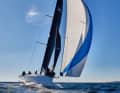 Sous gennaker, le bateau se met à planer très tôt.