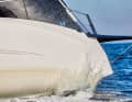 L'avant du bateau est plein, mais l'étambot est net dans sa partie inférieure.