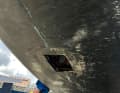 Erkenntnisse nach der Bergung: Gut durch das Antifouling zu erkennen sind Laminat- oder Spachtelspuren rund um den Ausschnitt außen