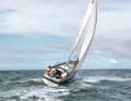 Le Hallberg-Rassy a tendance à tanguer, mais le safran monté à l'arrière ne perd jamais le contact et fonctionne de manière fiable, notamment grâce au skeg devant la lame.