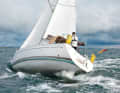Bousculé : tant que le Sun Odyssey navigue de manière contrôlée, le safran profond et étroit fonctionne de manière précise et efficace. Mais s'il s'affole, de grands angles d'attaque sont nécessaires, suivis d'un décrochage.