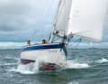 L'Hallberg-Rassy corre sottovento come se fosse su rotaie. Con la sua prua armoniosamente arrotondata, si spinge dolcemente sull'onda che precede, la riduzione di velocità è dolce e lascia il tempo sufficiente per reagire. La poppa non tende a staccarsi come il Vindö e non c'è quasi nessun movimento di rollio.