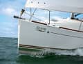The wide stern of the Sun Odyssey promises fast planing - but it doesn't deliver. It cannot realise its potential in short waves. In addition, with the first reef and the comparatively small genoa, it lacks the necessary push.  She is always on the verge of slipping and, with careful steering, she is also fast