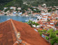 Vathi, island of Ithaca: The pretty main town is nestled in the hills. Lots of very good moorings on a long pier. Alternatively, anchor in the shallow bay, the bottom holds excellently, the view of the town in the morning is fantastic! Strong thermal gusts into the bay from the north from around 3 pm. Calm returns from 8 pm