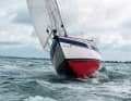 Lo scafo dell'Hallberg Rassy si solleva con le onde alte, la barca si inclina violentemente.