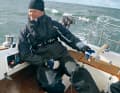 Le Hallberg-Rassy navigue de manière totalement détendue sur ce parcours. La barre franche permet des réactions rapides et directes