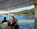 Agios Nikolaos, Zakynthos: Die Bucht an der Nordostspitze der Insel ist der beste Absprunghafen, um Wreck Bay zu sehen (ca. 8 sm). In Agios Nikolaos westlich eine gute Pier vor dem „Porto“. Einige Bojen vor dem „La Storia“ nördlich. Der Wirt kommt mit dem Boot und hilft beim Festmachen. Ankern draußen vor der kleinen Insel