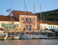 Fiskardo, Kefalonia: Sehr überlaufen, aber immer noch Dorfidylle pur: tolle Häuser, üppige Bougainvillea, Cafés und Restaurants ums Hafengelände. Tipp: Die wenigen Hafenplätze sind meist bis 11 Uhr belegt, oft am nächsten Tag Ankerchaos. Besser an der Hafennordseite vor Buganker mit Landleine festmachen