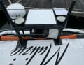 L'antenne parabolique de Thales se trouve à l'arrière du panier arrière en fibre de carbone, à côté des deux antennes Starlink (à droite sur la photo, la Mini M).