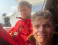 Niedergeschlagen nach dem überraschenden Ruderbruch im Les Sables–Horta–Les Sables: Melwin Fink (vorne) und Lennart Burke an Bord der "Signforcom"