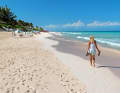 La plage aux reflets roses d'Eleuthera. Le calcaire coquillier et le corail donnent la couleur