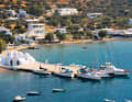 Sifnos : Le petit quai du village de Vathi, sur le côté ouest de l'île, n'a que peu de profondeur d'eau au niveau de la jetée. La baie protégée subit des rafales de vent la nuit, beaucoup de chaîne coincée !