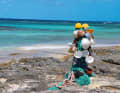 La spiaggia, di colore quasi rosa, si estende lungo il lato orientale di Eleuthera.