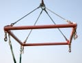 Eine Traverse nimmt den Druck der Gurte vom Boot und fixiert den Abstand der Gurte zueinander