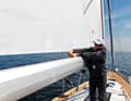 Bei Rollgroßsegeln sollen bis mittlerem Wind etwa zwei Fäuste zwischen Baum und Unterliek passen, sonst ist es zu dicht