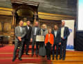Staatsrat Christoph Holstein (l.) und die siegreiche "Ginkgo"-Crew mit dem Senatspreis. Ins Silbertablett sind alle bisherigen Gewinner des German Offshore Awards eingraviert