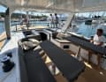 Le cockpit sous le toit fixe offre un espace presque digne d'un catamaran. Et il y a suffisamment d'ombre