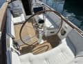 Tief und rundum gut geschützt. Cockpit der Eagle 46 mit einem großen Steuerrad