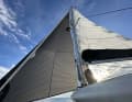 Beaucoup de puissance. La grand-voile lattée à tête carrée et le code zéro garantissent une puissance de voile importante. Le génois avec points d'écoute sur le toit de la cabine est standard.