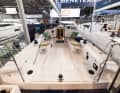 Die Pinne wurde für die Messe abgebaut, die Hahnepot für den Großbaum ist nur auf der Backbordseite fixiert. Ansonsten aber lässt sich die sehr gute Ergonomie des breiten Cockpits schon gut erfahren