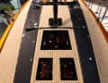 Sheer and clear. The hatches on deck are flush-mounted. The rail for the self-tacking jib is standard. An overlapping genoa with centreboard adjustments on deck is available on request.