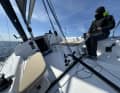 Le barreur est assis haut et détendu. Le pilotage est très équilibré, la pression sur la barre est agréable.