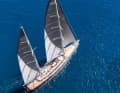 Alu-Gigant am Wind: An den 62 und 72 Meter hohen  Rondal-Masten trägt „Sybaris“  3.045 Quadratmeter 3DL-Laminat,  der Segeltrimm erfolgt vom  modern ausgestatteten  Steuerstand auf der 18 Meter  langen Flybridge