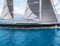 Une silhouette imposante : le département design du chantier naval a conçu l'extérieur en collaboration avec le propriétaire, les lignes de la coque ont été optimisées par le designer de yachts Philippe Briand. Les mâts et les bômes en carbone ont été fournis par Rondal, la structure verticale a été fabriquée par Carbo-Link.
