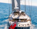 In movimento: Il ketch in alluminio dislocante da 970 tonnellate può essere navigato anche da solo grazie a innovativi sistemi di gestione delle vele. L'armatore Bill Duker e i suoi ospiti hanno la migliore vista sulle vele dal flybridge lungo 18 metri.