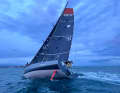 Damit ist sie die erste US-Seglerin, der eine Solo-Nonstop Regatta um die Welt gelingt