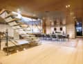 New-York-Loft: PH Design entwarf ein modern-minimalistisches Interieur, in dem gekalktes Eichenholz, Titan und viel Leder dominieren. Die Deckenpaneele fertigte die Werft ebenfalls aus dünnen Titanpaneelen. Eine scheinbar frei schwebende Treppe führt vom Salon auf die Flybridge