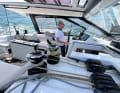 Geschützter Arbeitsplatz. Der seitlich angebaute Steuerstand und das Außencockpit werden von einem festen Bimini mit vorgelagerter Windschutzscheibe geschützt.