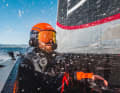 Eine Skibrille schützt die Segler vor dem prasselnden Spray