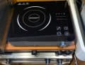 Une table de cuisson mobile à induction permet de chauffer rapidement et consomme peu d'électricité, ce qui permet de l'utiliser sans courant de quai grâce à un inverseur.