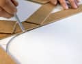 Übertragen: Wenn die Schablone passend auf der HPL-Platte positioniert ist, wird der Umriss übertragen. Für diese Aufgabe eignet sich ein Bleistift oder ein feiner Folienschreiber