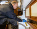 Slide in: ... slide into the corner. To do this, push it in carefully. If you push too soon, nothing can be moved. There is a risk of breakage if you try to lift the plate again