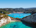 Lakka, Insel Paxos: Eine der schönsten Buchten ganz Griechenlands. Viel Platz, sehr guter Schutz. Leider meist stark frequentiert. Am Pier (Wasser, Strom) ist Platz für ca. 10 Yachten. Kult ist der Sundowner in „Fanis Bar“. Restaurant-Tipp: das „Stasinos“. Schöner Innenhof, sehr gute Küche. Im Dorf gibt es eine gute Bäckerei