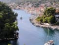 Die flussartige Einfahrt in den Stadthafen Gaios.