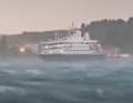 Dieses Passagierschiff hat schwer zu kämpfen.