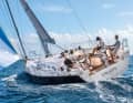 J/45: attraktiver und leistungsstarker Performance-Cruiser von J/Boats mit Top-Ausstattung ab Werft. Daher auch teuer im Vergleich. Die Rumpflinien sind schlank und eher konventionell. Lüa 13,85 m; Breite 4,25 m; Gewicht 9,9 t; ab 603.390 Euro