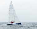 Un plan de voilure simple. La grand-voile traditionnelle et le génois enroulable avec peu de chevauchement sont la norme. Aucune alternative n'est prévue, pas plus que des voiles supplémentaires.