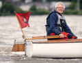 Con la bandiera della città di Altona a poppa e la barra del suo "Woge" centenario in mano, il presidente del dinghy si sente a casa.